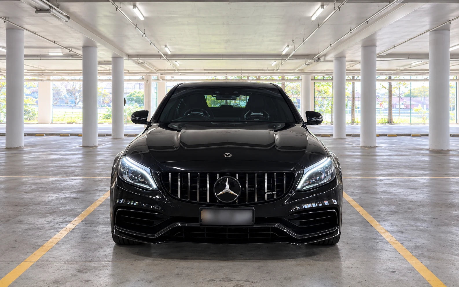 Mercedes C63 AMG gallery view 4